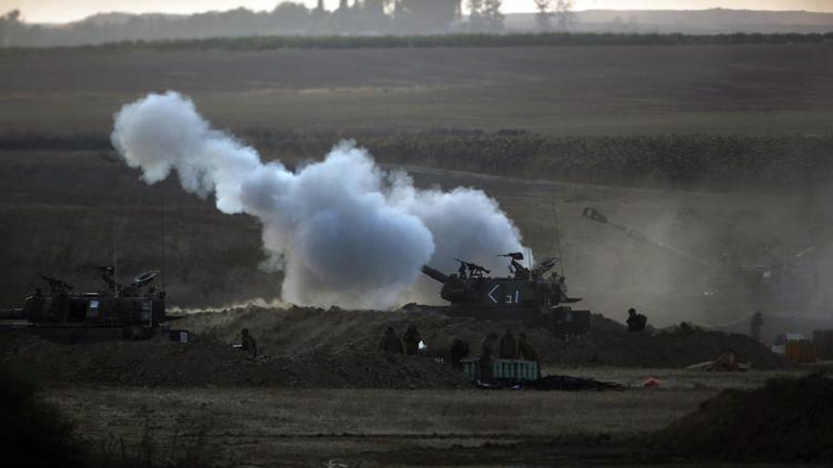 Des soldats israéliens font feu sur la bande de Gaza le 20 juillet 2014 [Menahem Kahana / AFP]