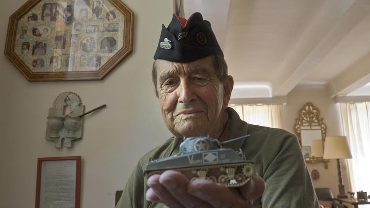 Le vétéran lieutenant-colonel Jean-Pierre Sorensen, 93 ans, pose à Aix-en-Provence le 18 juillet 2014 [Boris Horvat / AFP]