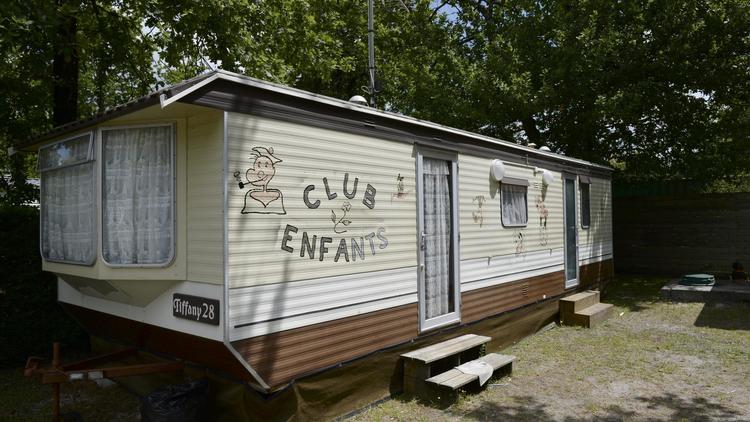 La caravane abritant le "club pour enfants", dans le camping Pleine Forêt de  Andernos-les-Bains, photographiée le 21 juillet 2014 [Mehdi Fedouach / AFP]