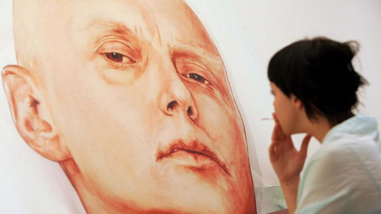 Un portrait d'Alexander Litvinenko exposé le 23 mai 2013 dans une galerie à Moscou [Natalia Kolesnikova / AFP/Archives]