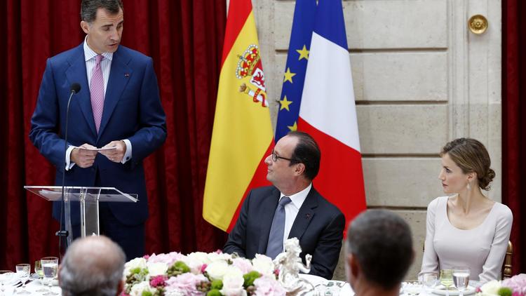 Le roi d'Espagne Felipe VI s'exprime devant François Hollande et la reine d'Espagne Letizia avant leur déjeuner à l'Elysée le 22 juillet 2014 [Etienne Laurent / Pool/AFP]
