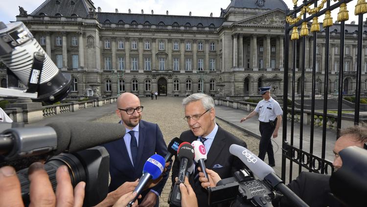 Charles Michel (gauche) et Kris peeters après une audience avec le roi à Bruxelles le 22 juillet 2014 [Benoît Doppagne / BELGA/AFP]