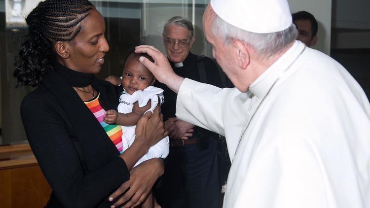 Le Pape François accueille la Soudanaise Meriam Yahia Ibrahim Ishag le 24 juillet 2014 à Rome [Osservatore Romano / AFP]