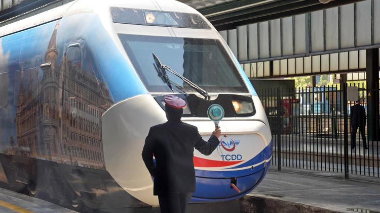 Le premier train à grande vitesse reliant Istambul à Ankara se prépare à quitter la gare de la capitale au cours de son inauguration le 25 juillet 2014 [- / AFP]