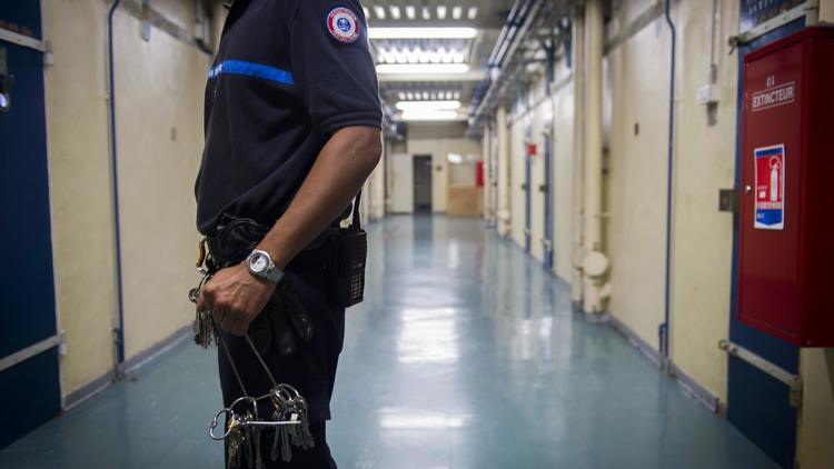 Un gardien dans un couloir de la prison de la Santé le 25 juillet 2014 à Paris [Martin Bureau / AFP]
