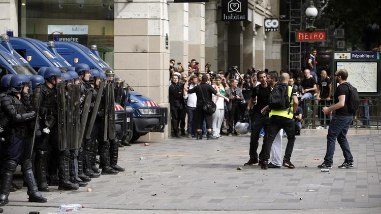 Un manifestant propalestinien fait face aux policiers à Paris, le 26 juillet 2014 [Kenzo Tribouillard / AFP]