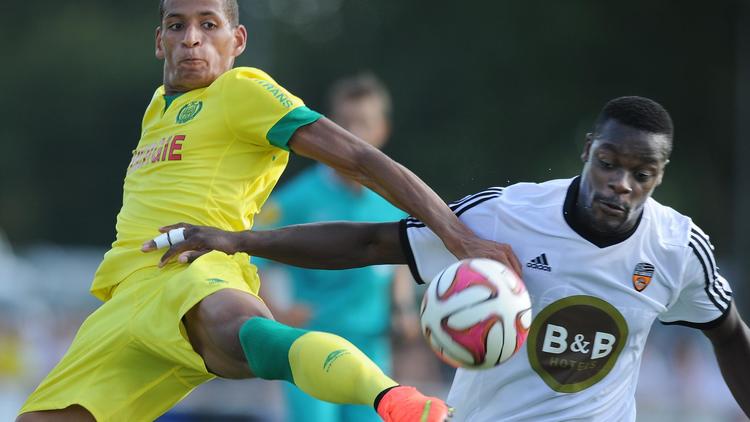 Yacine Bammou (gauche) contre le défenseur de Lorient Kone Lamine lors d'un mtch amical le 26 juillet 2014  [Jean-Sébastien Evrard / AFP]