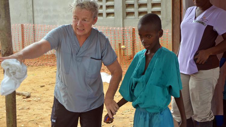 Une jeune garçon dont la mère est morte du virus Ebola sort de quarantaine après son traitement, à l'hôpital Elwa de Monrovia, le 27 juillet 2014 [Zoom Dosso / AFP/Archives]