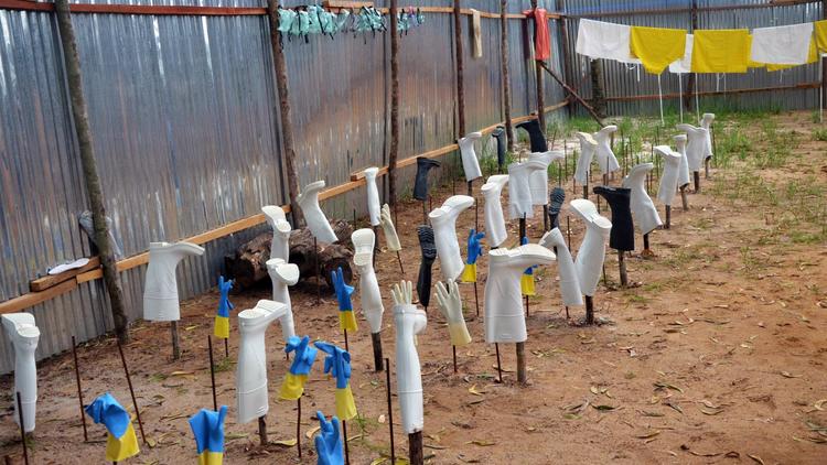 Du matériel de protection utilisé par le personnel soignant pour s'occuper des malades d'Ebola sèche dans un hôpital de Monrovia, le 24 juillet 2014  [Zoom Dosso  / AFP/Archives]