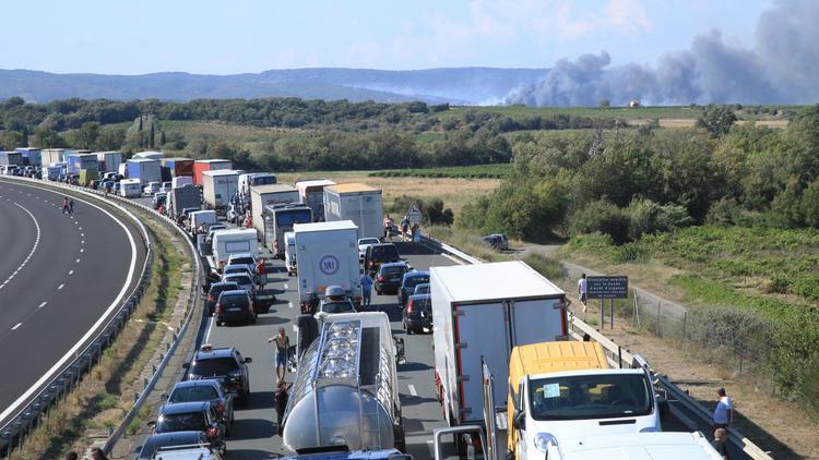 Des automobilistes bloqués sur l'autoroute A9 à cause d'un incendie à Peyriac-de-Mer, près de Narbonne, le 30 juillet 2014 [Raymond Roig / AFP/Archives]