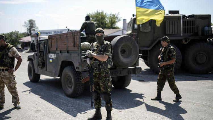 Des policiers ukrainiens à un point de contrôle le 31 juillet 2014 à Debaltseve dans la région de Donetsk [Bulent Kilic / AFP]