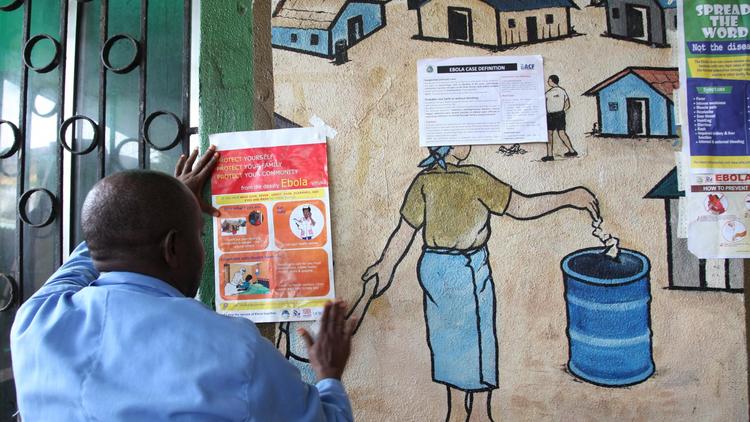 Au Liberia, un infirmier lit les recommandations concernant les précautions à prendre pour lutter contre le virus Ebola, le 30 juillet 2014 [- / AFP/Archives]