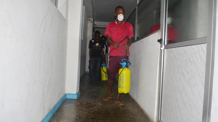 Un employé désinfècte un bureau à Monrovia au Libéria contre la fièvre Ebola le 1er août 2014 [ZOOM DOSSO / AFP/Archives]