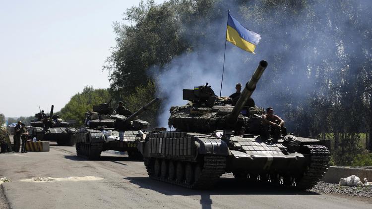 Une colonne de blindés ukrainiens à Debaltseve, dans la région de Donetsk, le 3 août 2014 [Anatolii Stepanov / AFP]