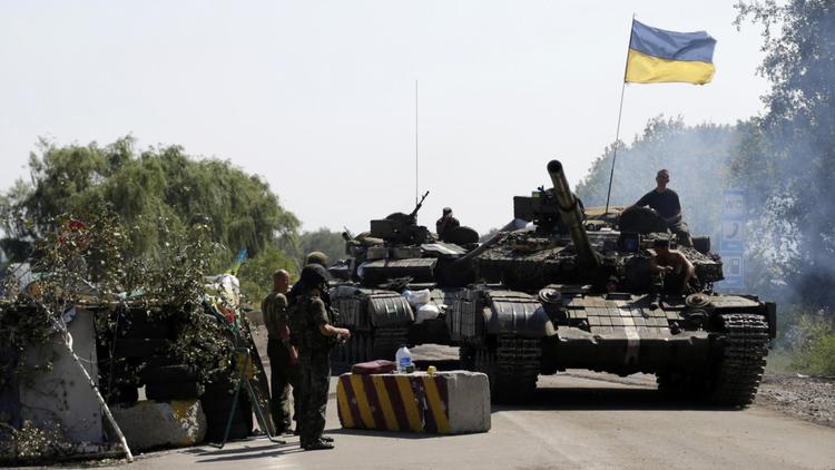 Des soldats ukrainiens tiennent un barrage routier près de Debaltseve, dans la région de Donetsk, le 3 août 2014 [Anatolii Stepanov / AFP]