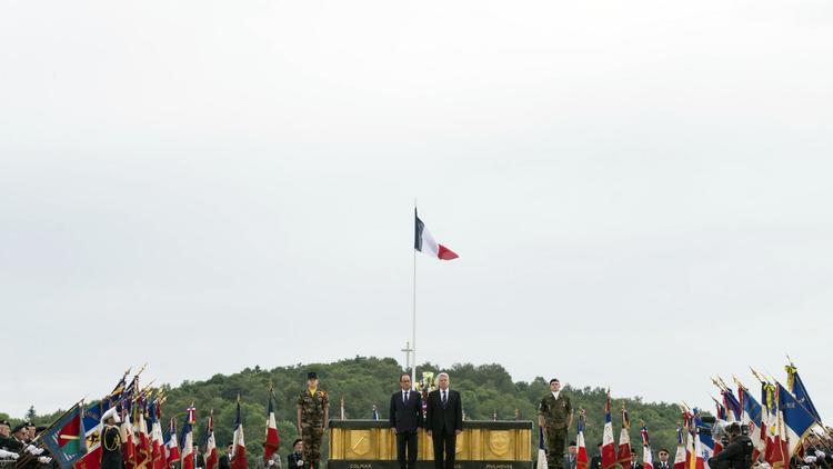 Le président français François Hollande et son homologue allemand Joachim Gauck commémorent le 100e anniversaire de la Première guerre mondiale au monument du Hartmannswillerkopf, à Wattwiller, le 3 août 2014 [Fred Dufour / AFP]