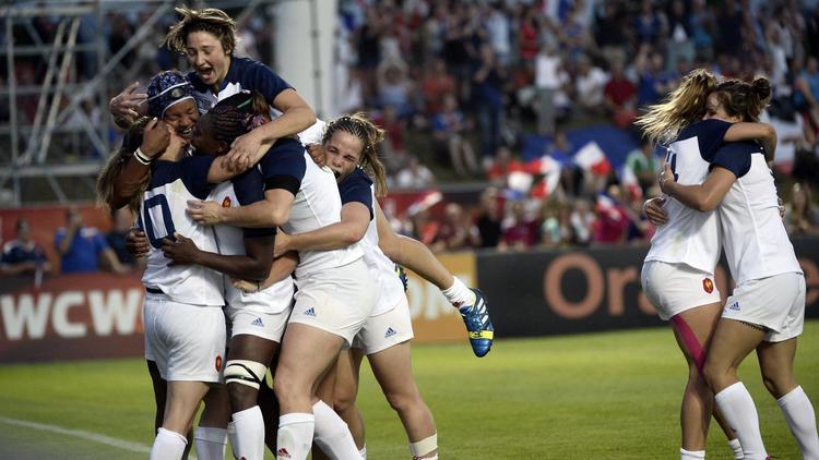 Les joueuses de l'équipe de France de rugby célèbrent un essai contre l'Afrique du Sud, lors d'un match de poule de la Coupe du Monde, le 5 août 2014 à Marcoussis, près de Paris. [Stéphane de Sakutin / AFP/Archives]