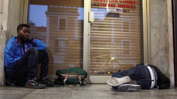 Des migrants se reposent dans la gare de Vintimille en Italie le 6 aout 2013, juste avant de passer la frontière pour aller en France  [Jean-Christophe Magnenet / AFP/Archives]