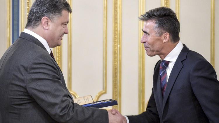 Le secrétaire général de l'Otan, Anders Fogh Rasmussen reçu le 7 août 2014 par le président ukrainien Petro Porochenko [Mykola Lazarenko / Presidential Press Service/AFP/Archives]