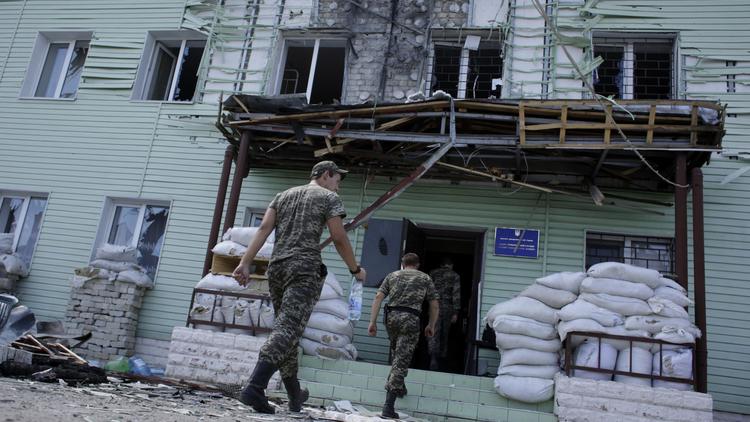 Des gardes-frontières ukrainiens regagnent leur caserne au poste frontière de Milove, dans la région de Lougansk, le 8 août 2014 [Anatolii Stepanov / AFP]