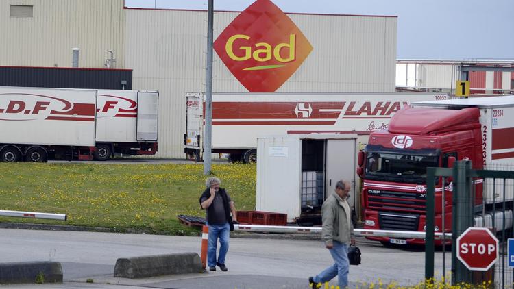 Deux employés quittent l'abattoir Gad de Josselin le 11 août 2014 [Miguel Medina / AFP]