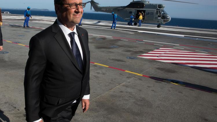 Le président François Hollande le 15 août 2014 à bord du porte-avion Charles de gaulle pour les cérémonies du 70e anniversaire du débarquement allié en Provence [Philippe Wojazer / POOL/AFP/Archives]