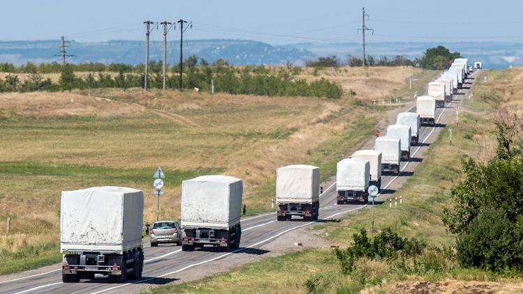 Un convoi russe de camions humanitaires s'approche du point de passage à la frontière avec l'Ukraine, le 17 août 2014 [Dmitry Serebryakov / AFP]
