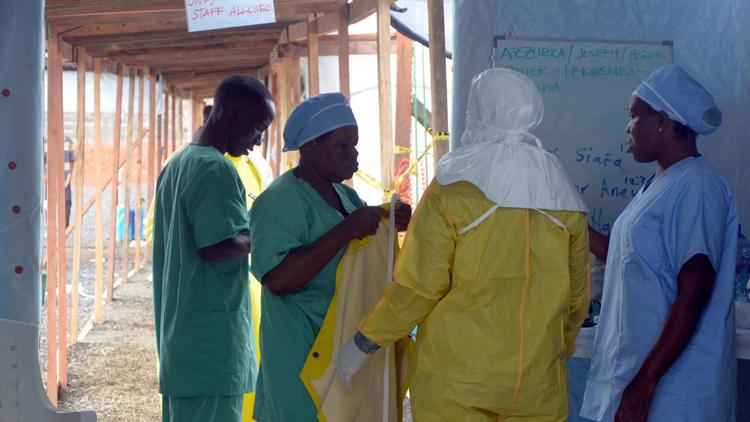 Des membres de "Médecins sans frontières" le 21 août 2014 à l'hôpital de Monrovia au Liberia [Zoom Dosso / AFP/Archives]