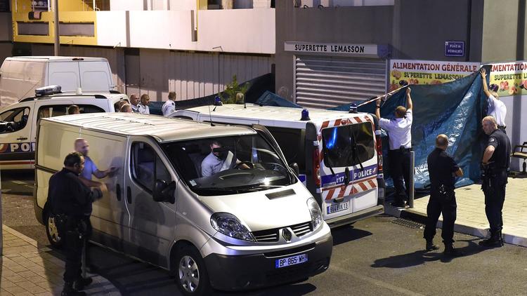 Des policiers travaillent sur le lieu d'une fusillade mortelle dans le quartier de Lemasson, à Montpellier, dans la nuit du 23 au 24 août 2014 [Pascal Guyot / AFP]