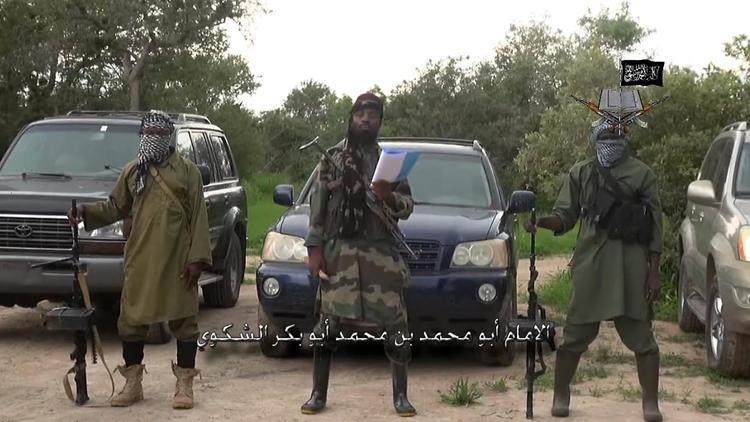 Capture d'écran du 24 août 2014, prise à partir d'une vidéo fournie par Boko Haram à l'AFP et qui montre le responsable du mouvement extrémiste Abubakar Shekau (c) [ / Boko Haram/AFP]