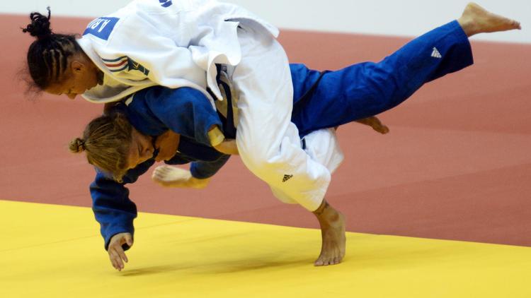 Amandine Buchard (blanc) contre l'Argentine Paula Pareto lors de la demi-finale des -48 kg des Mondiaux de judo le 25 août à Tcheliabinsk  [Vasily Maximov / AFP]