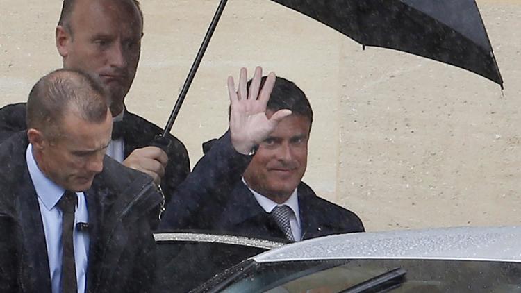 Le Premier ministre Manuel Valls quitte l'hôtel Matignon à Paris  le 26 août 2014 [Thomas Samson / AFP]