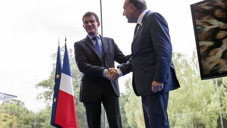 Pierre Gattaz patron du Medef salue le Premier ministre Manuel Valls à l'université du Medef à Jouyt-en-Josas, le 27 août 2014 [Fred Dufour / POOL/AFP]
