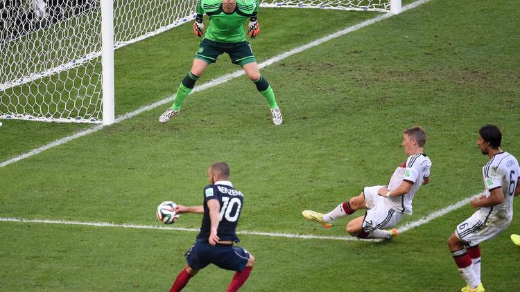 Le Français Karim Benzema arme sa frappe qui sera détournée par Manuel Neuer, le gardien allemand préservant ainsi le résultat (1-0) synonyme de qualification en demi-finale de Coupe du Monde pour son équipe, le 4 juillet 2014 à Rio de Janeiro. [Christophe Simon / AFP]