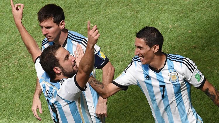 L'unique buteur du quart de finale entre l'Argentine et la Belgique, l'attaquant Gonzalo Higuain, congratulé par ses coéquipiers argentins Léo Messi et Angel Di Maria, le 5 juillet 2014 à Brasilia. [Evaristo Sa / AFP]