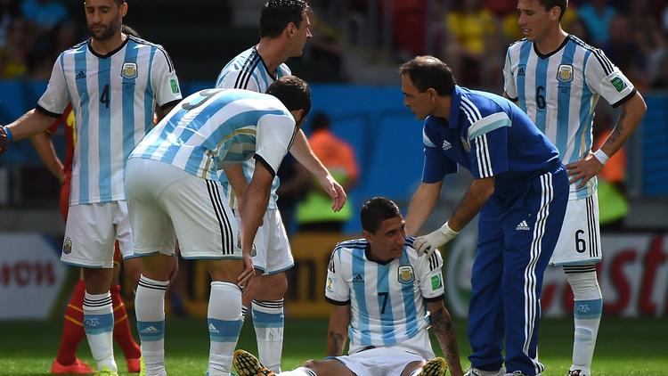 L'Argentin Angel Di Maria à terre lors du quart de finale de Coupe du Monde contre la Belgique, remporté 1-0 par l'Argentine à Brasilia, le 5 juillet 2014. [Christophe Simon / AFP]