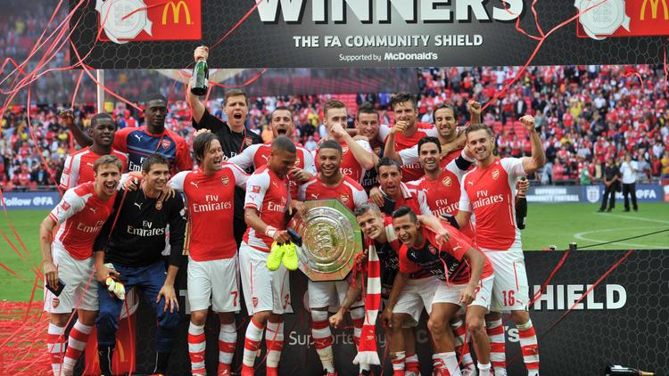 Les joueurs d'Arsenal posant avec le trophée de la Community Shield après avoir battu Manchester City à Wembley le 10 août 2014 [Glyn Kirk / AFP]