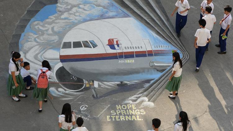 Une fresque murale représente le vol disparu MH370, dans une école de Manille, aux Philippines, le 18 mars 2014 [Ted Aljibe / AFP/Archives]