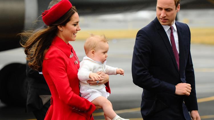 Le prince William (d) et son épouse Kate Middleton, le petit prince George dans les bras, à leur descente d'avion à l'aéroport international de Wellington le 7 avril 2014 [Mark Tantrum / AFP/Archives]