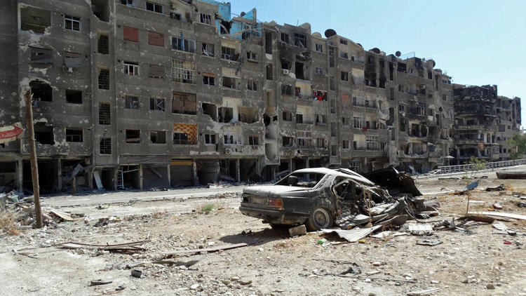 Photo fournie le 17 août 2013 par l'opposition syrienne montrant des immeubles endommagés dans la banlieue de Damas [- / Shaam News Network/AFP/Archives]