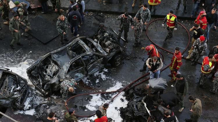 Des pompiers à l'endroit une voiture piégée a explosé le 27 décembre 2013 à Beyrouth [-  / AFP]
