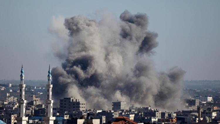 De la fumée au dessus de Gaza le 11 juillet 2014 après un raid israélien [Mohoammed Othman  / AFP]