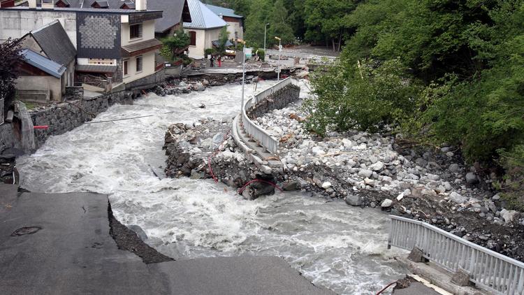 Une route démolie après les inondations, à Barèges, le 20 juin 2013 [Laurent Dard / AFP/Archives]