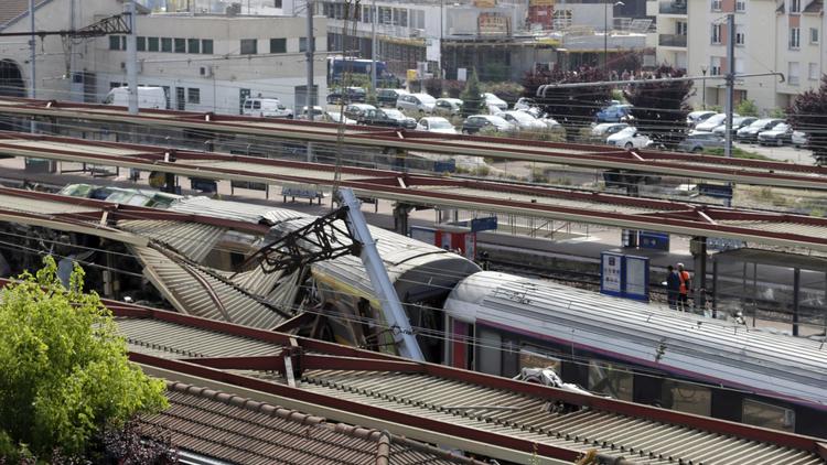 Une vue de la gare de Brétigny-sur-Orge, en région parisienne, après le déraillement d'un train Paris-Limoges, le 13 juillet 2013 [Kenzo Tribouillard / AFP]