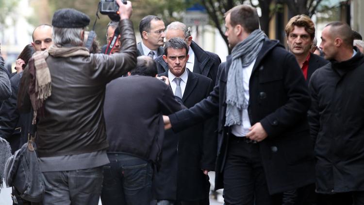 Le ministre de l'Intérieur Manuel Valls devant les locaux de Libération, le 18 novembre 2013 [Kenzo Tribouillard / AFP]