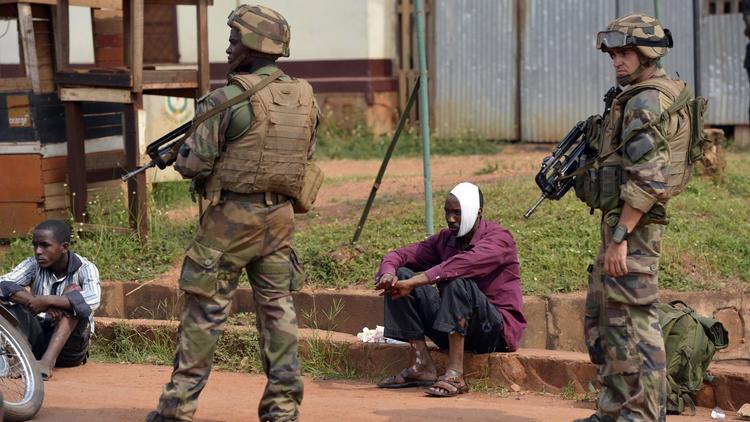 Des civils musulmans sont protégés le 26 décembre 2013 à Bangui par des soldats français, membres de l'opération Sangaris [Miguel Medina / AFP]