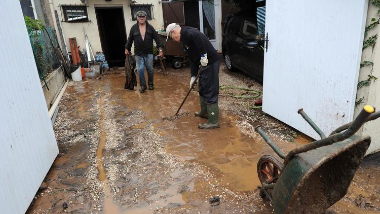 Nettoyage d'une maison inondée le 20 janvier 2014 à La Londe-les-Maures [Boris Horvat / AFP]