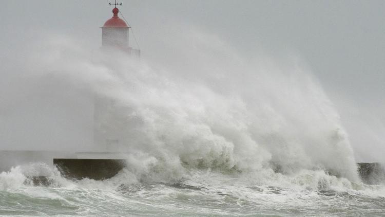 Le port de Guilvinec balayé par de hautes vagues le 14 février 2014 [Jean-Sébastien Evrard / AFP/Archives]