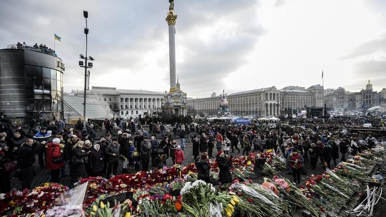 Tapis de fleurs en hommage aux victimes des barricades, sur la place de l'Indépendance de Kiev, le 24 février 2014 [Bulent Kilic / AFP]