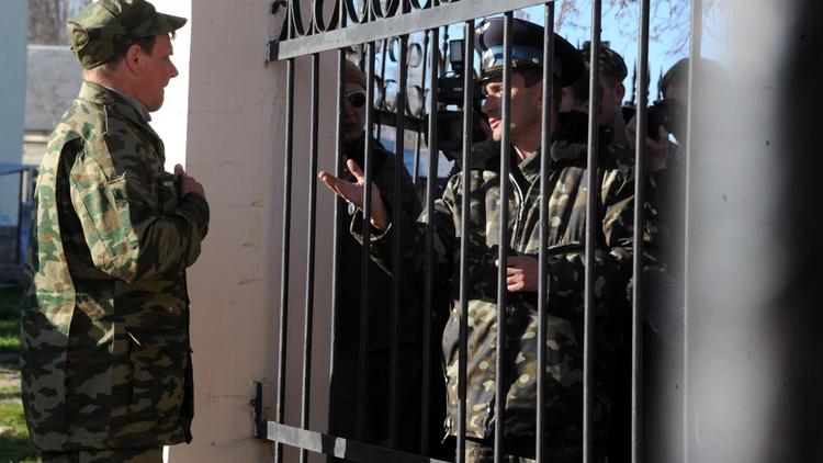 Un officier russe parle à un officier ukrainien, avant de prendre possession de la base aérienne de Belbek, en Crimée le 22 mars 2014 [Viktor Drachev / AFP/Archives]